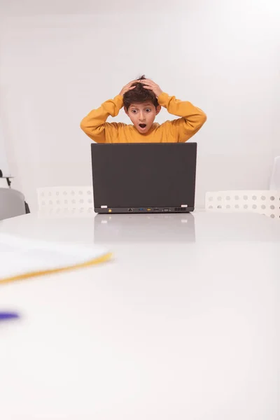 Tiro Vertical Menino Escola Olhando Aterrorizado Chocado Frente Seu Computador — Fotografia de Stock