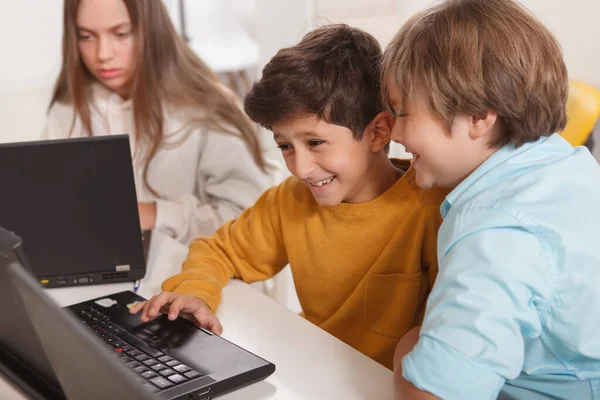 Cute Little Boys Laughing Having Fun Studying Together Using Laptop — Stock Photo, Image