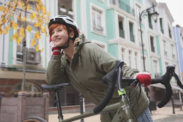 보호용 자전거 헬멧을 쉬면서 자전거를 여자의 — 스톡 사진