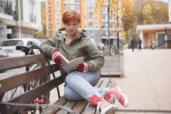 Attractive Young Woman Reading Book Bench City Resting Cycling — Stock Photo, Image