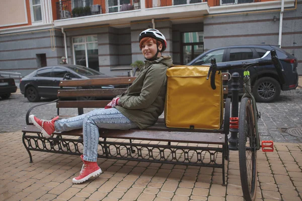 자전거를 가방을 배달원이 뉴욕에서 벤치에 모습이 완성되는 — 스톡 사진