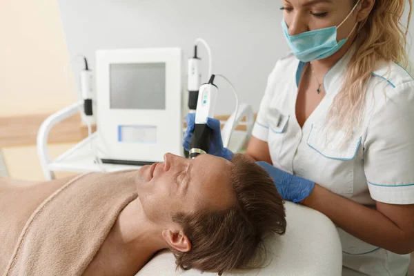 Fotografía Recortada Una Esteticista Con Mascarilla Médica Que Trabaja Durante —  Fotos de Stock