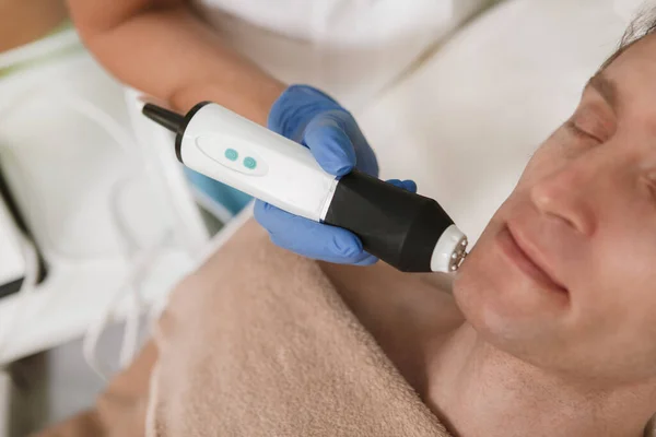 Recortado Cerca Hombre Mediana Edad Disfrutando Hardware Cosmetología Facial —  Fotos de Stock