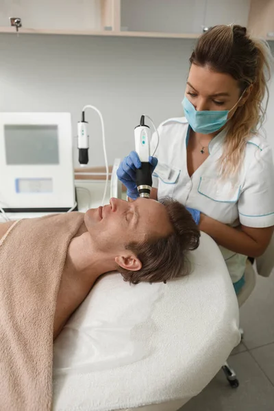 Tiro Vertical Dermatologista Profissional Máscara Facial Médica Dando Tratamento Facial — Fotografia de Stock