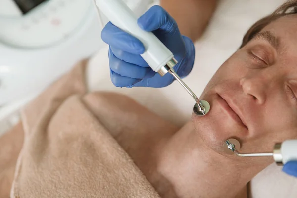 Cortado Perto Homem Maduro Desfrutando Hardware Tratamento Cosmetologia Facial Clínica — Fotografia de Stock