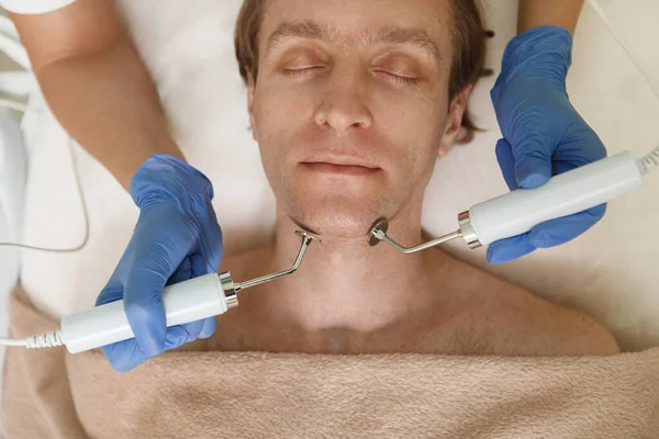 Обрезанный Снимок Взрослого Мужчины Получающего Антивозрастное Лечение Кожи — стоковое фото