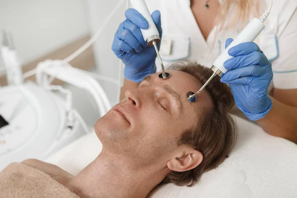 Close Cliente Masculino Recebendo Tratamento Eletrólise Facial Cuidados Com Pele — Fotografia de Stock
