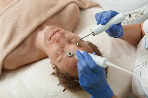 Close Esteticista Dando Tratamento Facial Para Cliente Masculino — Fotografia de Stock