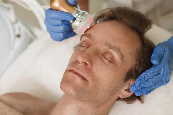 Starší Muž Relaxace Během Lifting Obličejové Procedury Dermatologické Klinice — Stock fotografie