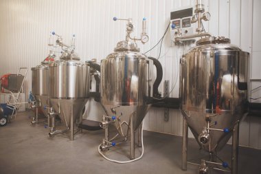 Mikro bira fabrikasında küçük bira tankları, kopyalama alanı