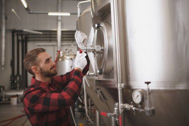 Çekici erkek bira üreticisi bira fabrikasında bira deposunu kapatıyor.