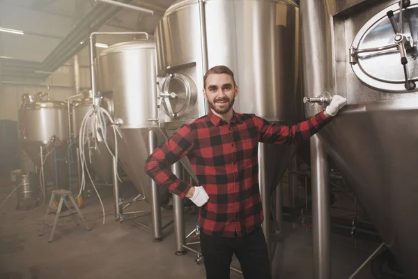 Glücklicher Gutaussehender Brauer Der Stolz Lächelt Und Der Bierfabrik Arbeitet — Stockfoto