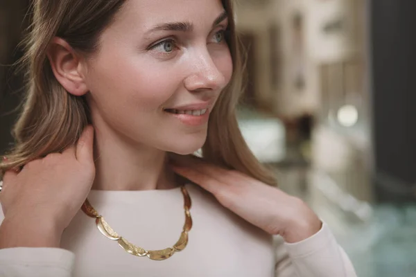 Recortado Cerca Mujer Alegre Sonriendo Con Collar Oro — Foto de Stock