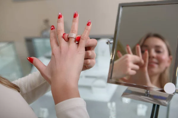 Foto Recortada Una Mujer Que Pone Anillo Diamantes Joyería — Foto de Stock