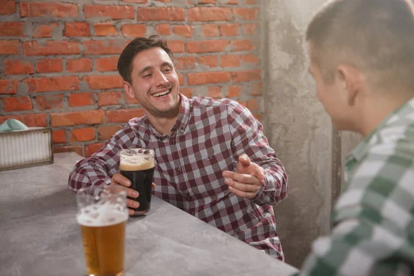 Веселый Человек Смеется Разговаривая Своим Другом Бокалом Пива — стоковое фото