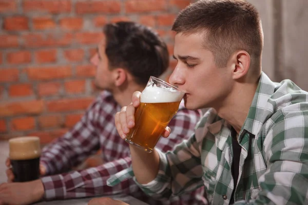 Молодой Человек Потягивает Вкусное Пиво Пабе — стоковое фото