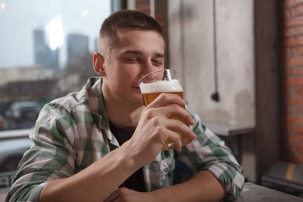 Мужчина Нюхает Вкусное Ремесленное Пиво Стакане — стоковое фото