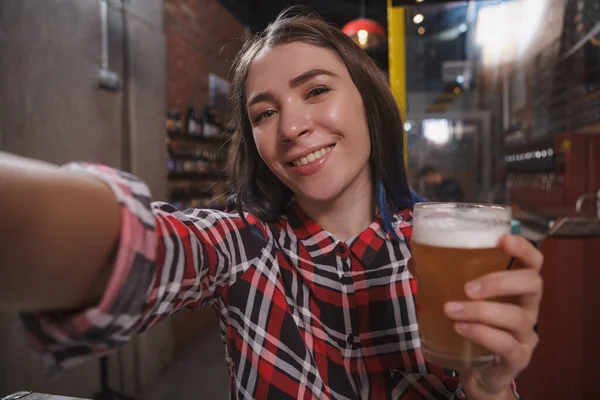 Glückliche Junge Frau Lächelt Macht Selfie Mit Einem Glas Bier — Stockfoto