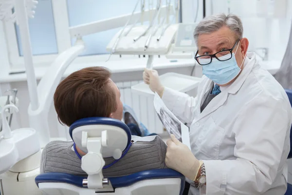 Senior Male Dentist Wearing Medical Face Mask Looking Camera Dental — Stock Photo, Image