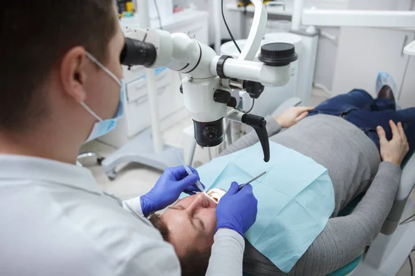 Dojrzały Mężczyzna Poddawany Leczeniu Stomatologicznemu Klinice Dentysta Stosujący Mikroskop — Zdjęcie stockowe
