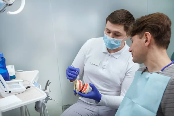 Homme Dentiste Éduquer Son Patient Expliquer Hygiène Dentaire Sur Modèle — Photo