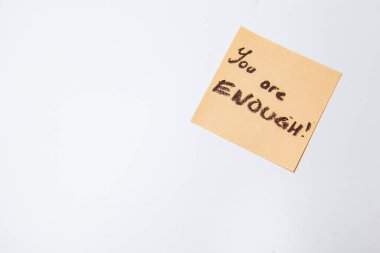 Sarı yapışkan nota yazılmış yeterince metin var.