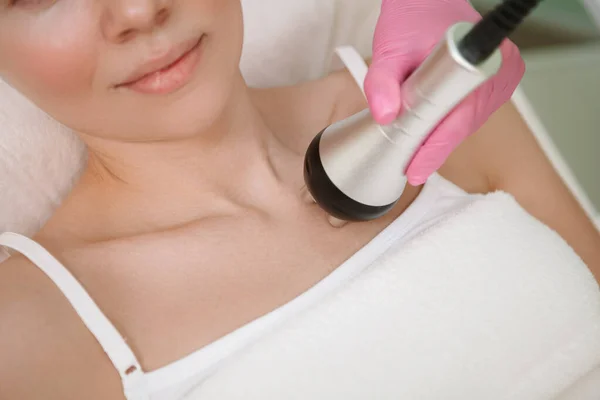 一位美容师在女性病人胸膛上用Rf升降装置截取的照片 — 图库照片