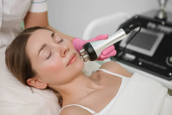 Close Van Een Ontspannen Vrouw Het Krijgen Van Lifting Facial — Stockfoto