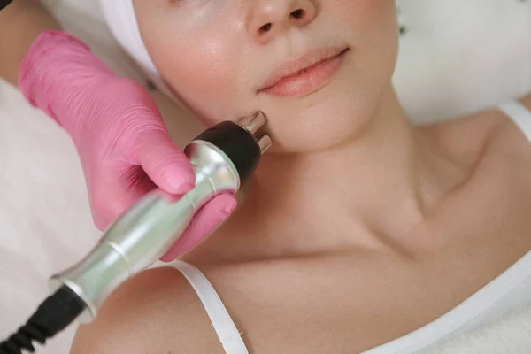 Oříznutý Záběr Ženy Dostat Kůži Zpevňující Obličejový Zákrok Dermatolog — Stock fotografie
