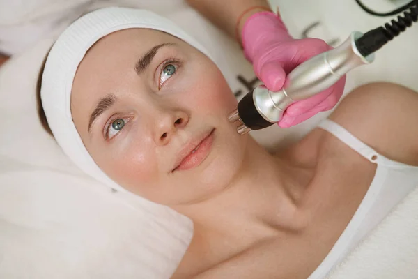 Attractive Woman Getting Wrinkle Facial Beautician — Stock Photo, Image