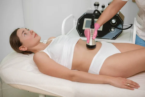 Aantrekkelijke Vrouw Krijgen Afslanken Lichaamsbehandeling Bij Beauty Clinic — Stockfoto
