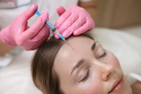 Bir Kozmetik Uzmanının Kadın Müşteriye Yüz Doldurma Iğnesi Yaparken Görüntülenmiş — Stok fotoğraf