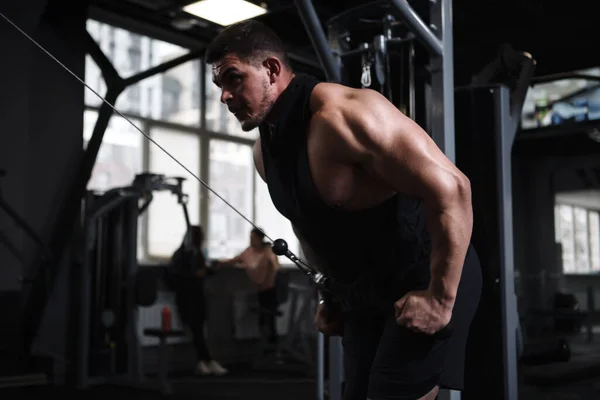Niski Kąt Ujęcia Muskularnego Sportowca Wykonującego Trening Mięśni Pleców Trenażerze — Zdjęcie stockowe