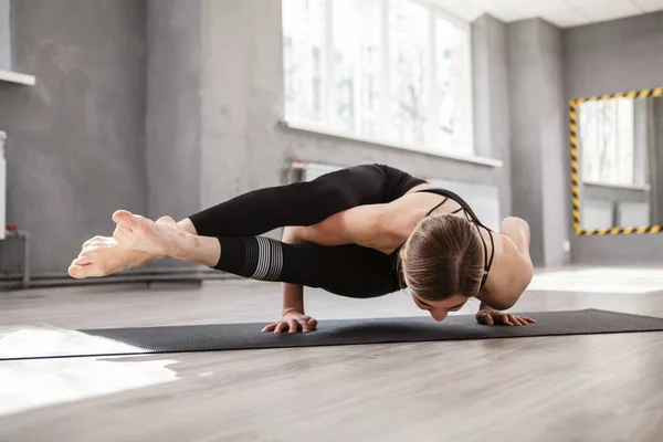 Mujer Atlética Fuerte Practicando Yoga Pie Equilibrio Asana — Foto de Stock