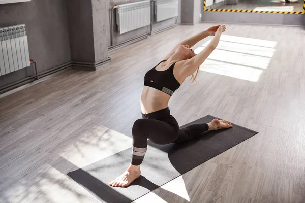 Mujer Flexible Haciendo Estiramiento Ejercicios Yoga Estudio Deporte Espacio Copia — Foto de Stock