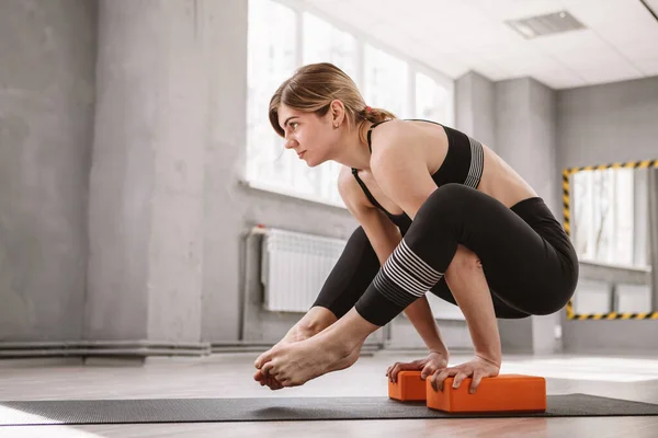 Joven Atlética Balanceándose Sus Manos Practicando Yoga Copiando Espacio — Foto de Stock