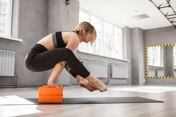 Deportiva Balanceándose Sus Manos Sobre Bloques Yoga Haciendo Yoga Estudio — Foto de Stock