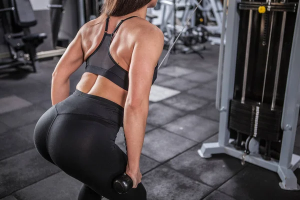 Vista Trasera Recortada Una Mujer Forma Fuerte Haciendo Ejercicio Máquina —  Fotos de Stock