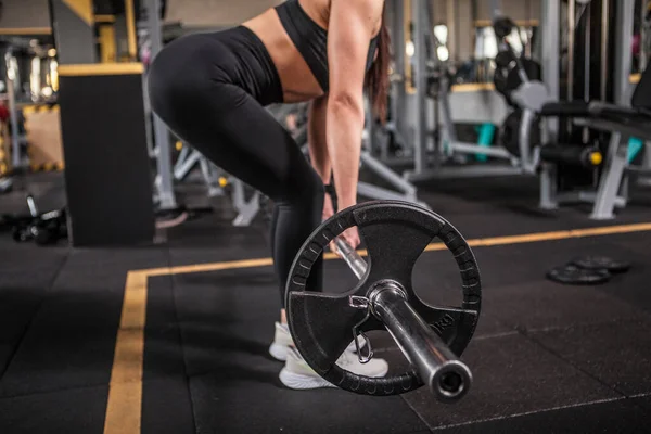 Spor Salonunda Halteri Kaldıran Tanınmayan Bir Sporcunun Kırpılmış Görüntüsü — Stok fotoğraf