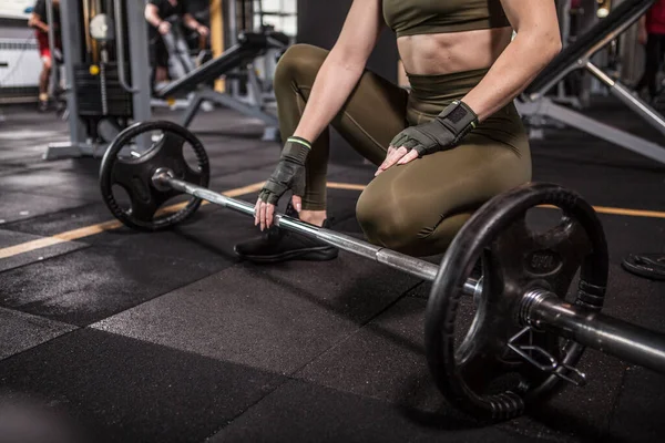 Sportswoman Nerecunoscut Corp Odihnă Timpul Antrenamentului Barbell Sala Sport — Fotografie, imagine de stoc