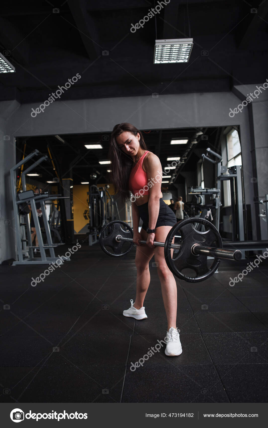 Tiro Comprimento Total Uma Mulher Fitness Fazendo Agachamentos Sumô Com  fotos, imagens de © zeroteam13@gmail.com #473194182