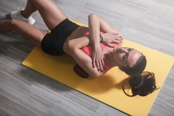 Vista Superior Una Deportista Usando Rodillo Espuma Sus Músculos Espalda — Foto de Stock