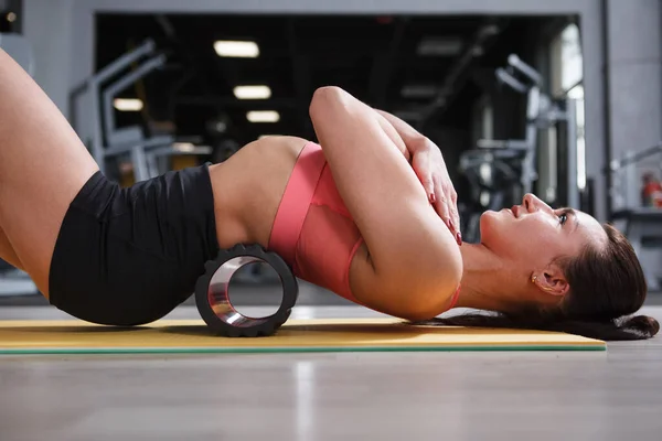 Mujer Fitness Joven Relajando Espalda Rodillo Espuma Gimnasio Después Hacer — Foto de Stock