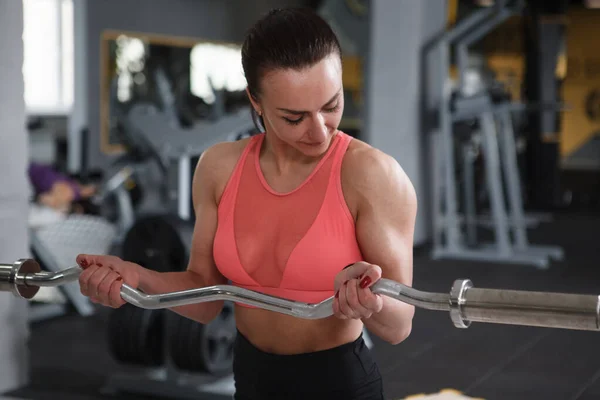 Çekici Sporcu Kadın Spor Salonunda Halterle Çalışıyor — Stok fotoğraf