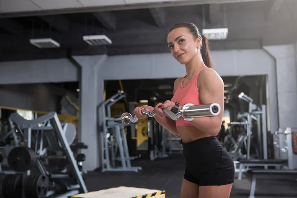 Ajuste Deportista Haciendo Ejercicio Bíceps Con Barra Pesas Gimnasio Espacio — Foto de Stock