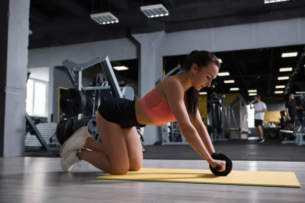 Deportiva Usando Rueda Abdominales Trabajo Gimnasio — Foto de Stock