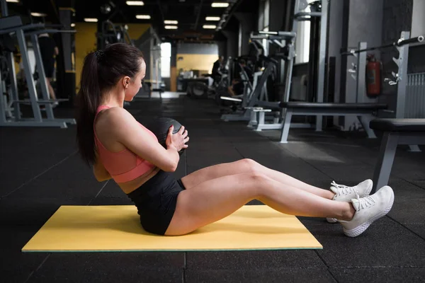 Deportiva Haciendo Ejercicio Giro Rusia Con Balón Medicina Gimnasio — Foto de Stock