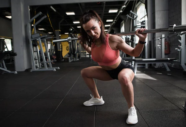 Tiro Longitud Completa Una Mujer Fitness Haciendo Sentadillas Con Barra — Foto de Stock