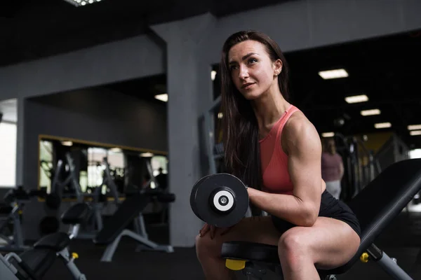 Sportkvinna Med Muskulösa Armar Gör Biceps Lockar Gymmet Kopiera Utrymme — Stockfoto