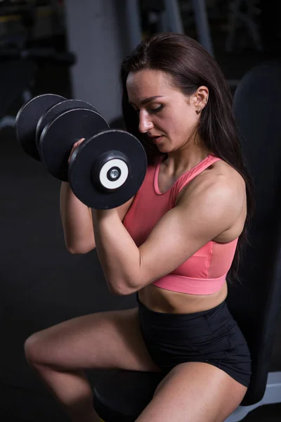 Plan Vertical Une Athlète Féminine Forte Avec Haltères Musculaires Gymnase — Photo